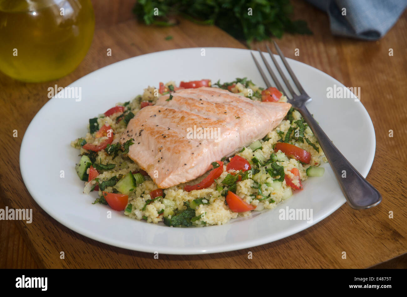 Lachssteak mit Taboulé Salat Stockfoto