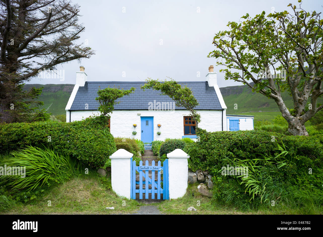 Traditionellen Highland Cottage in patriotischen blauer und weißer Farbe entsprechend schottische Andreaskreuz Flagge in den Highlands von Schottland Stockfoto