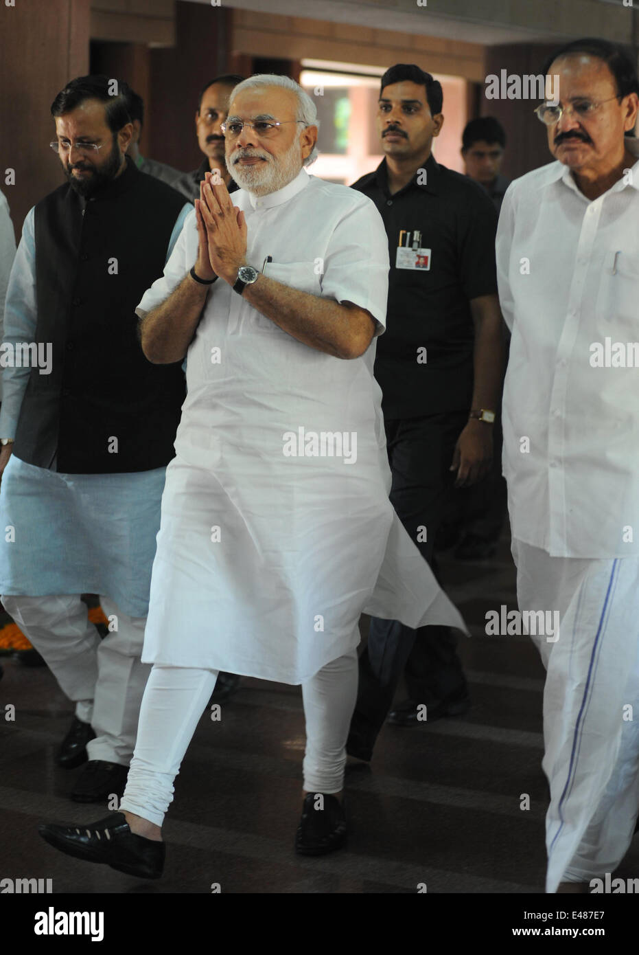 (140705)--NEU-DELHI, 5. Juli 2014 (Xinhua)--Indian Prime Minister Narendra Modi (C) kommt bei der alle Party treffen im Parlament Haus Dependance in New Delhi, Indien, 5. Juli 2014. (Xinhua/Partha Sarkar) (Zjy) Stockfoto