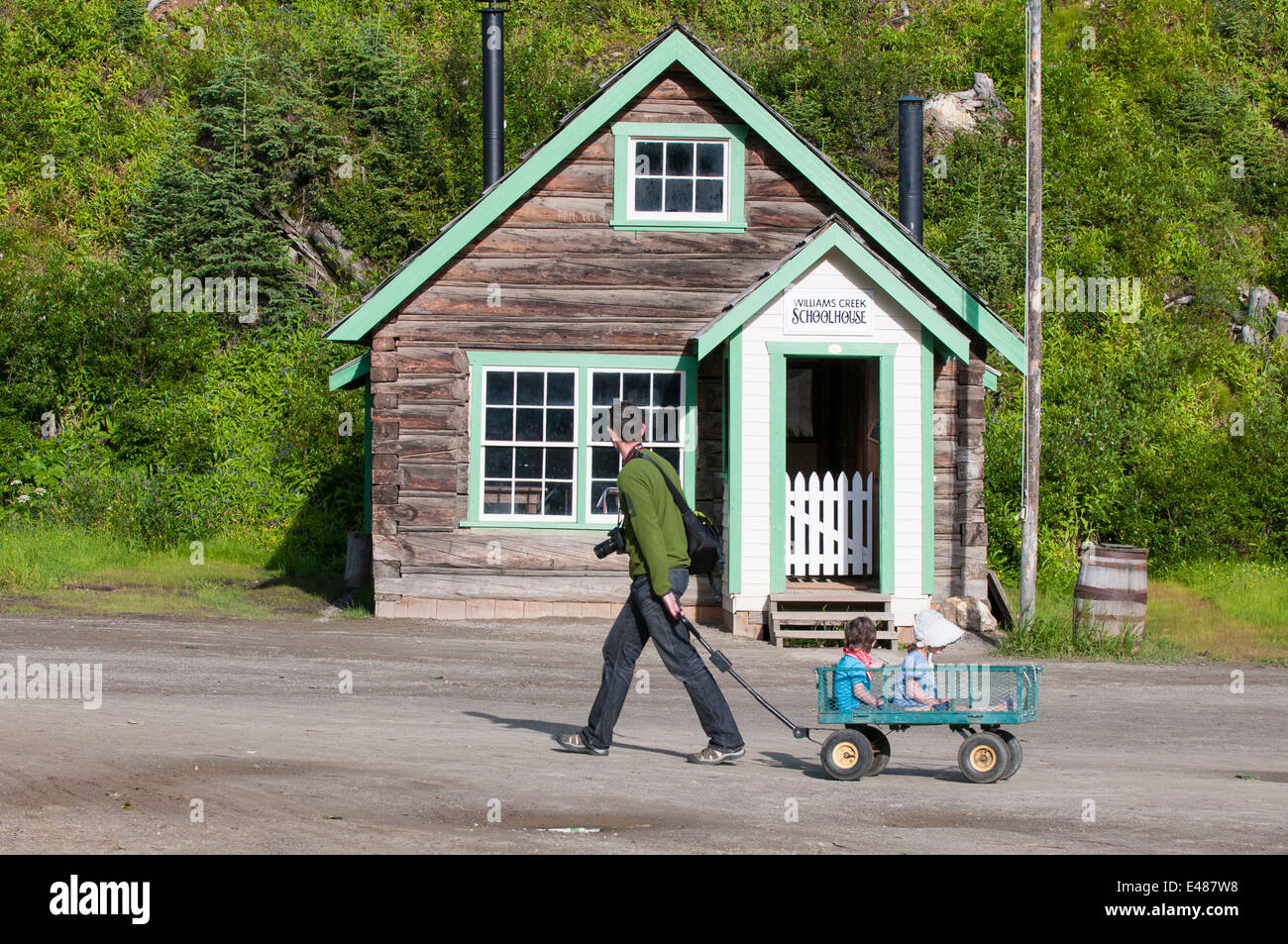 Vater ziehen Kinder am wichtigsten Straße historischen Blockhaus aus Holz stürzen Gebäude Altgold Stadt Barkerville, British Columbia, Kanada. Stockfoto