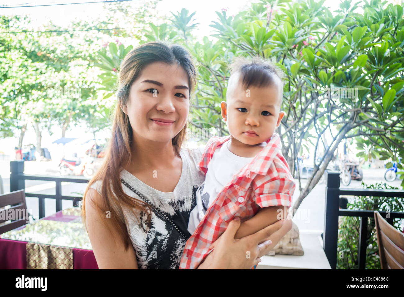 Asiatische süße junge Pose mit seiner Mutter, Fotoarchiv Stockfoto