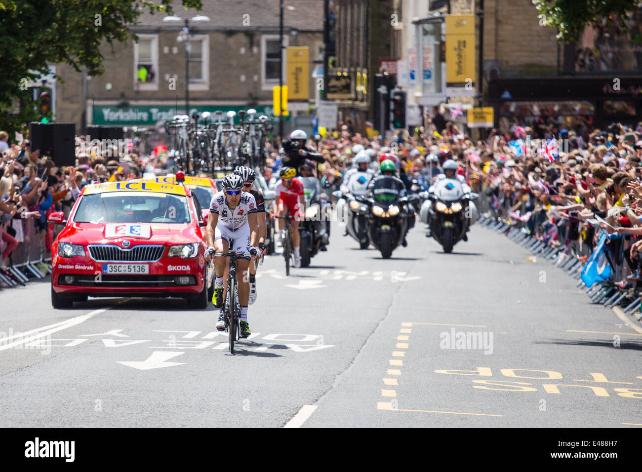 Skipton, North Yorkshire, UK. 5. Juli 2014 – erstrahlt The North Yorkshire Marktstadt von Skipton in Sonnenschein als 2014-Tour de France Grand Depart durchläuft. Die Stadt zog angeblich, Massen von mehr als 20.000 Menschen um dem Ereignis beizuwohnen. Die abtrünnige Führung von Benedict Jarrier Frankreichs führen die Stadt High Street hinunter. Bildnachweis: Thomas Holmes/Alamy Live-Nachrichten Stockfoto