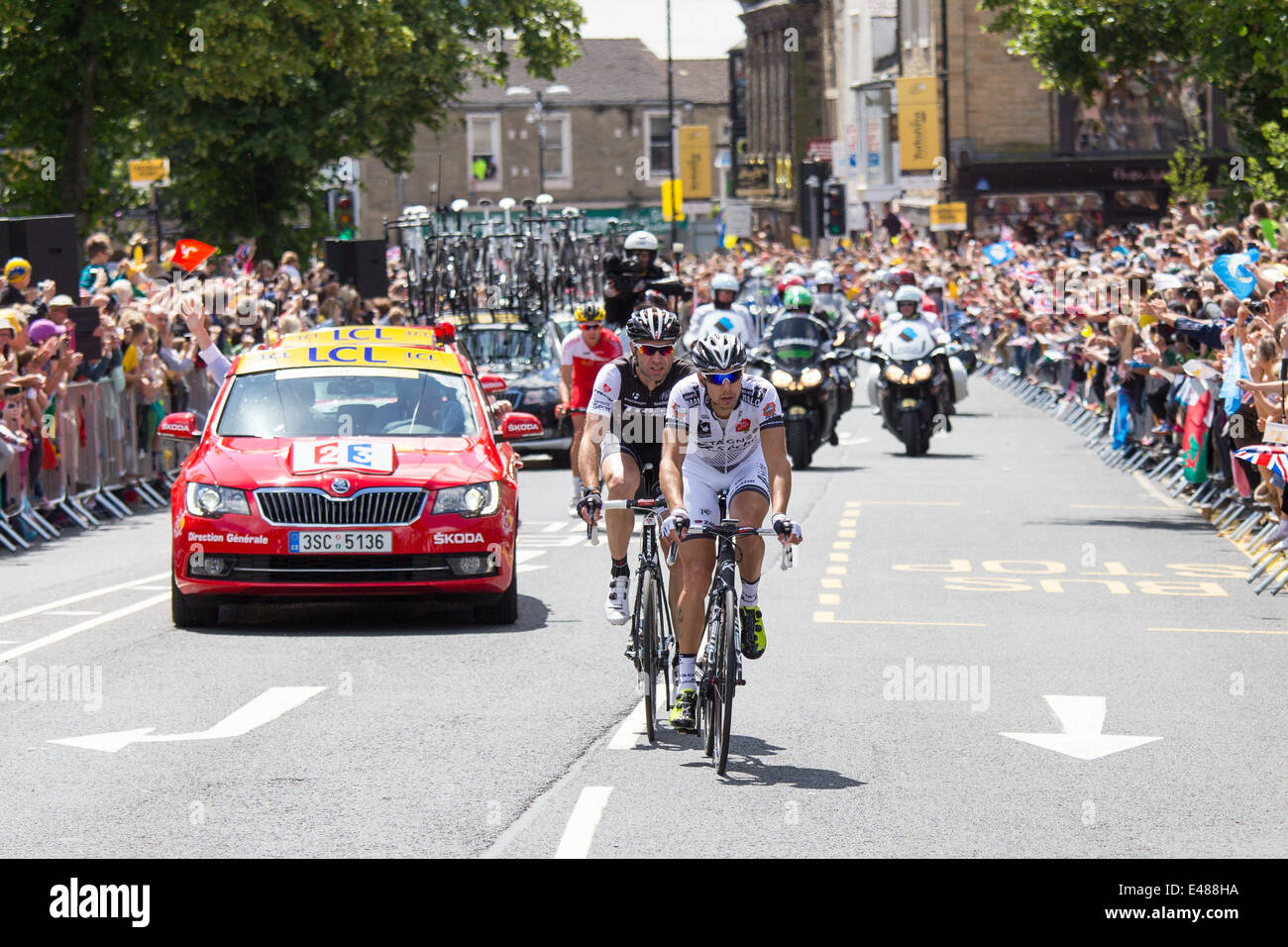 Skipton, North Yorkshire, UK. 5. Juli 2014 – erstrahlt The North Yorkshire Marktstadt von Skipton in Sonnenschein als 2014-Tour de France Grand Depart durchläuft. Die Stadt zog angeblich, Massen von mehr als 20.000 Menschen um dem Ereignis beizuwohnen. Als sie durch die Stadt an führen Benedict Jarrier Frankreichs von Jens Voigt, aus Deutschland, 2. mit Nicolas Edet, von Frankreich, auf dem 3. Platz. Bildnachweis: Thomas Holmes/Alamy Live-Nachrichten Stockfoto