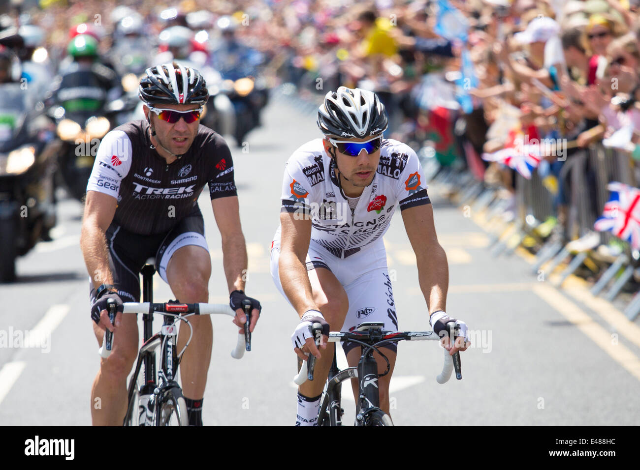 Skipton, North Yorkshire, UK. 5. Juli 2014 – erstrahlt The North Yorkshire Marktstadt von Skipton in Sonnenschein als 2014-Tour de France Grand Depart durchläuft. Die Stadt zog angeblich, Massen von mehr als 20.000 Menschen um dem Ereignis beizuwohnen. Der französische Marktführer Benedict Jarrier ist dicht gefolgt von der deutsche Jens Voigt. Bildnachweis: Thomas Holmes/Alamy Live-Nachrichten Stockfoto