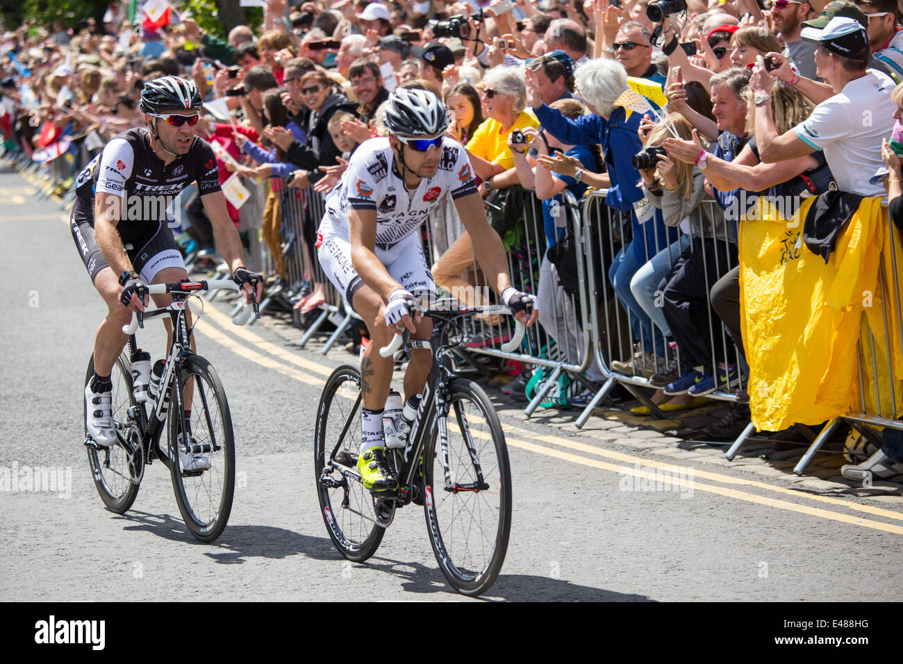 Skipton, North Yorkshire, UK. 5. Juli 2014 – erstrahlt The North Yorkshire Marktstadt von Skipton in Sonnenschein als 2014-Tour de France Grand Depart durchläuft. Die Stadt zog angeblich, Massen von mehr als 20.000 Menschen um dem Ereignis beizuwohnen. Der französische Marktführer Benedict Jarrier ist dicht gefolgt von der deutsche Jens Voigt. Bildnachweis: Thomas Holmes/Alamy Live-Nachrichten Stockfoto