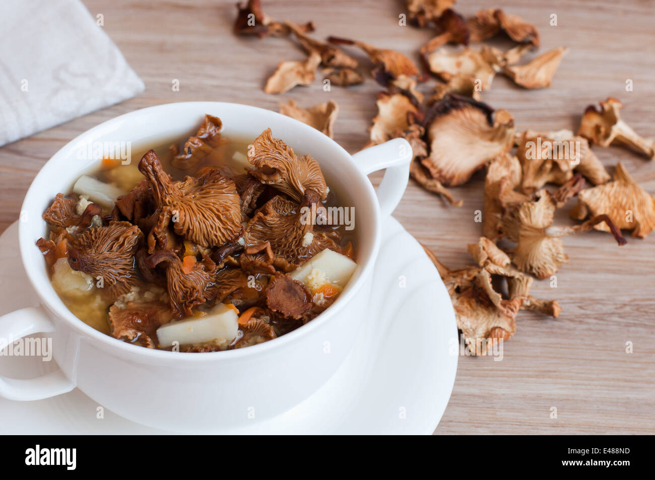 Teller Suppe Pilz Pilze Holz Pfifferlinge erstes Abendessen essen Essen neue Teller Suppe Terrine hausgemachte leckere Scheiben trocken niemand f Stockfoto