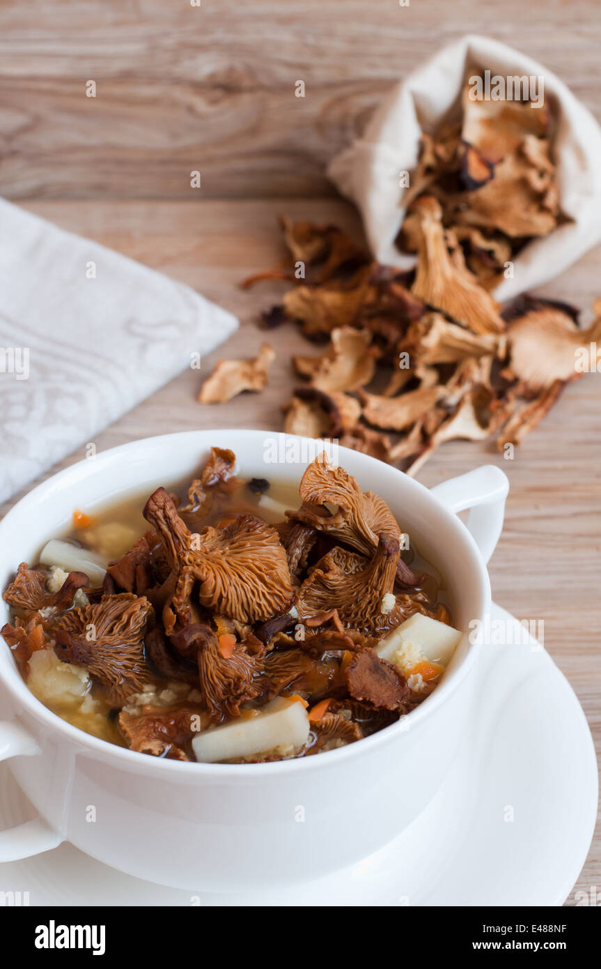 Teller Suppe Pilz Pilze Holz Pfifferlinge erstes Abendessen essen Essen neue Teller Suppe Terrine hausgemachte leckere Scheiben trocken niemand f Stockfoto