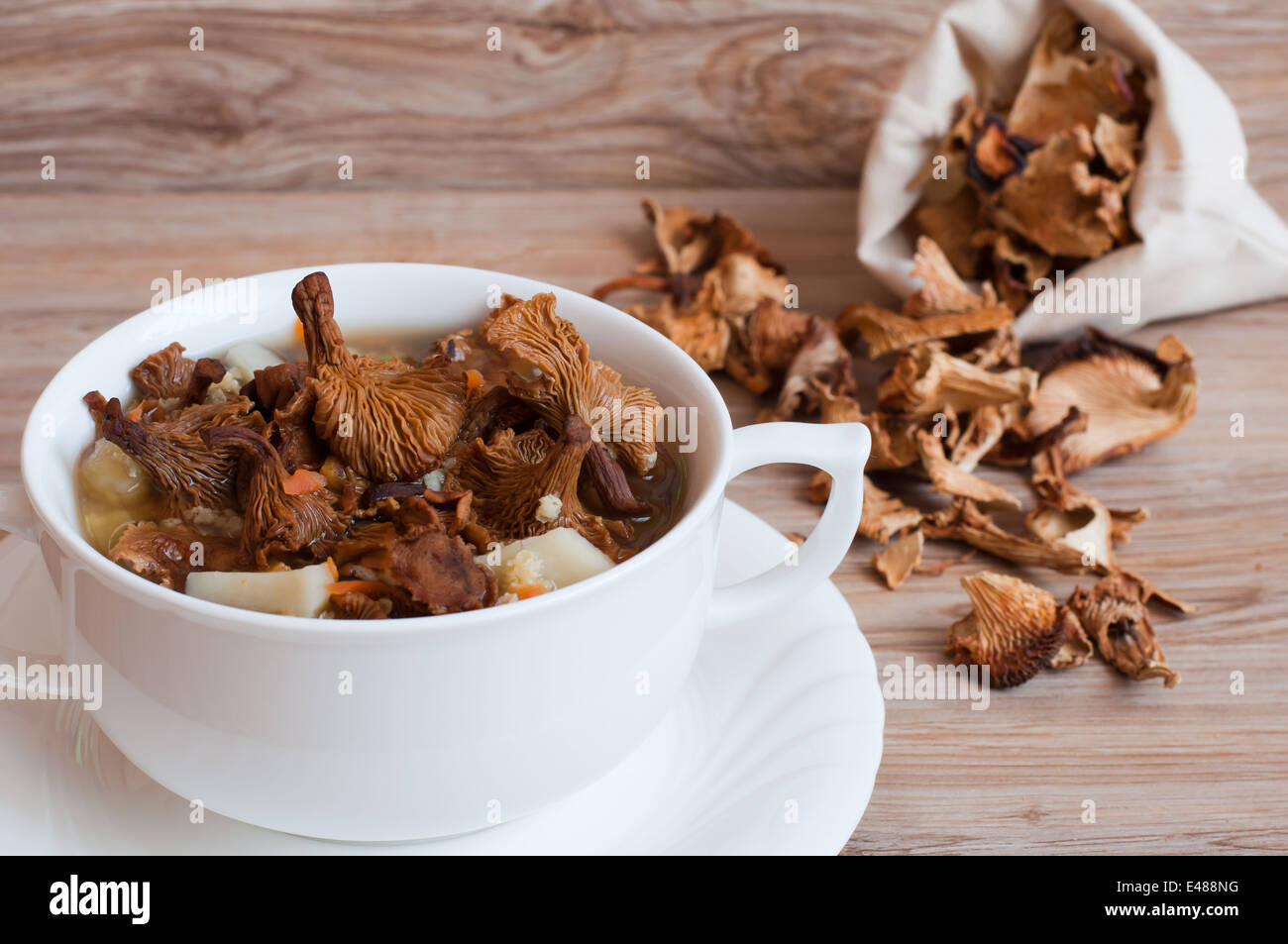 essen Suppe Pilz Holz Pfifferlinge Teller erstes Abendessen essen neues Gericht Suppe Terrine hausgemachte leckere Scheiben trocken niemand Wald Stockfoto
