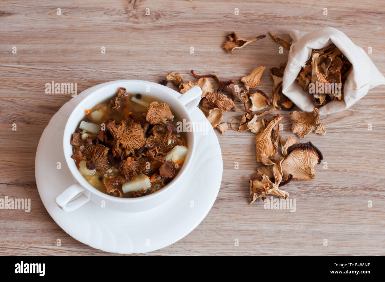 essen Suppe Pilz Holz Pfifferlinge Teller erstes Abendessen essen neues Gericht Suppe Terrine hausgemachte leckere Scheiben trocken niemand Wald Stockfoto