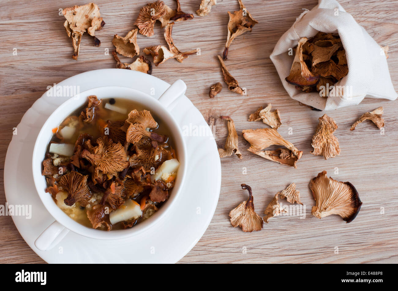 essen Suppe Pilz Holz Pfifferlinge Teller erstes Abendessen essen neues Gericht Suppe Terrine hausgemachte leckere Scheiben trocken niemand Wald Stockfoto