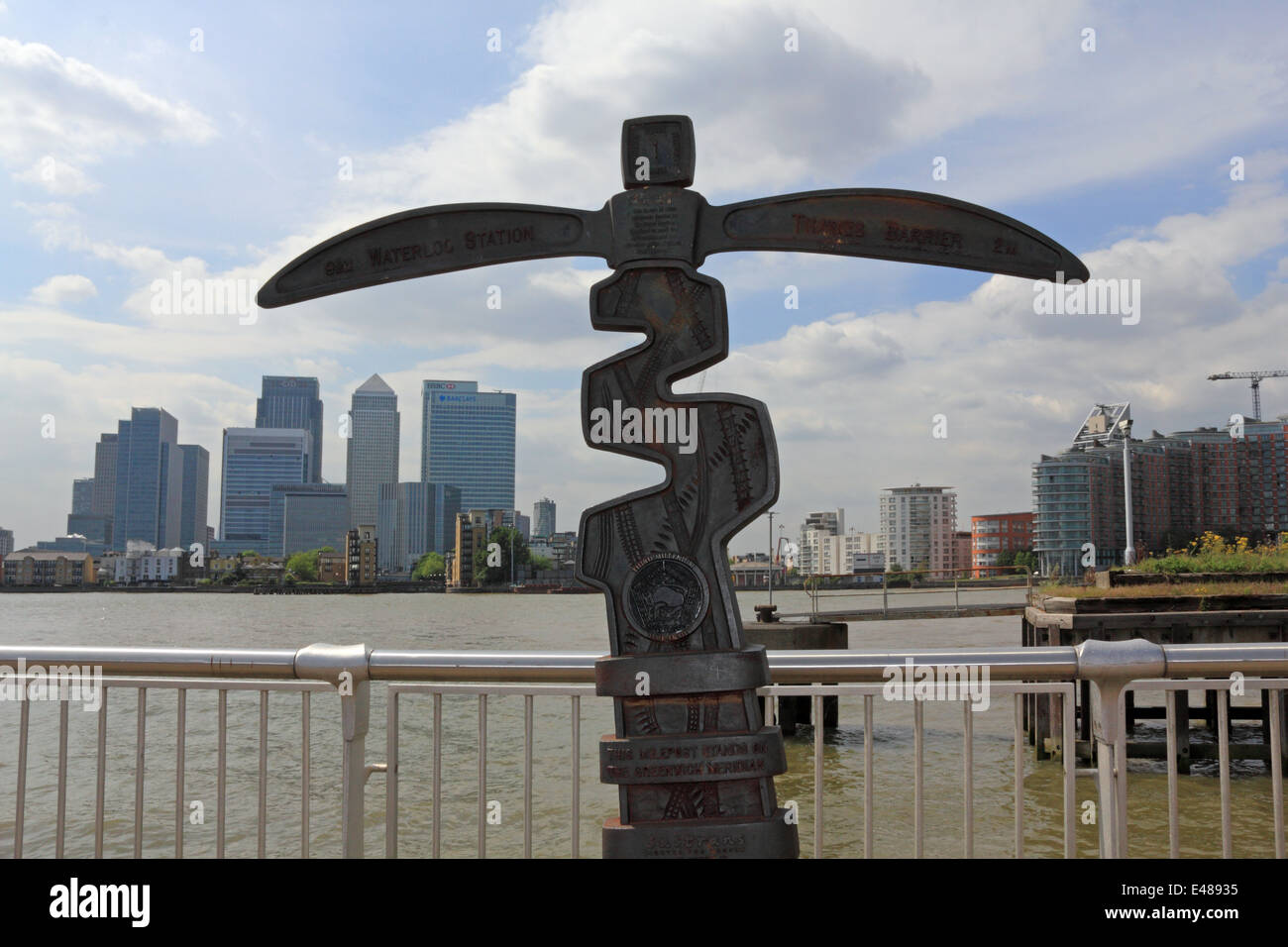 Meilenstein-stehend auf dem Greenwich-Meridian auf der Halbinsel Greenwich, London, England, UK. Stockfoto