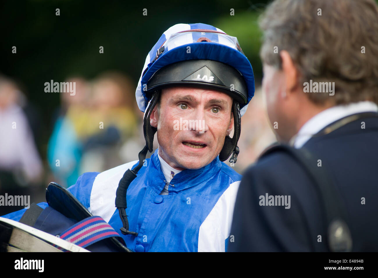 Jockey Dane O' Neil spricht mit trainer Stockfoto