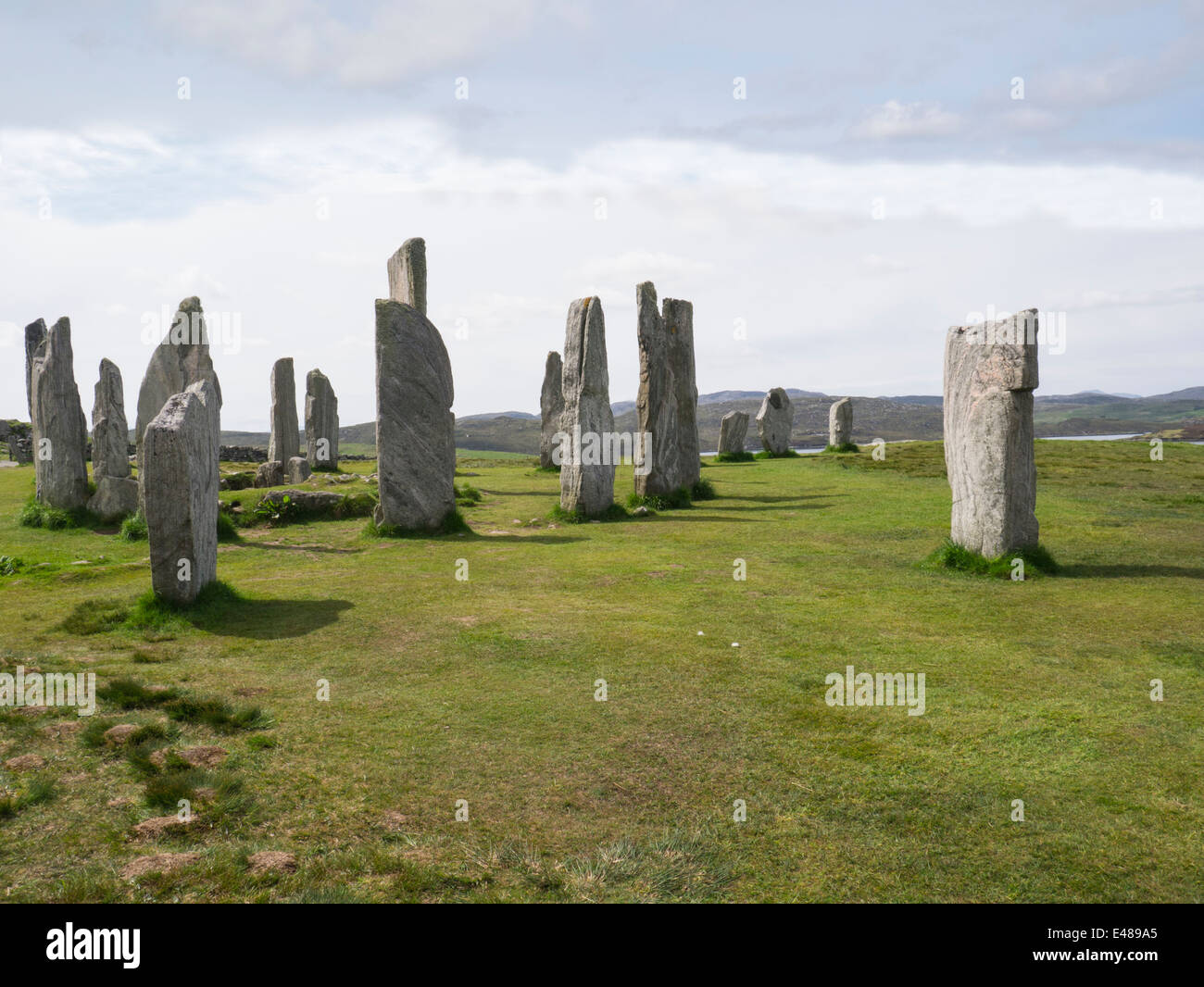 Callanish standing Stones, Clachan Chalanais oder Tursachan Chalanais mit zentralen Monolithen und Bestattung Cairn Isle of Lewis Stockfoto