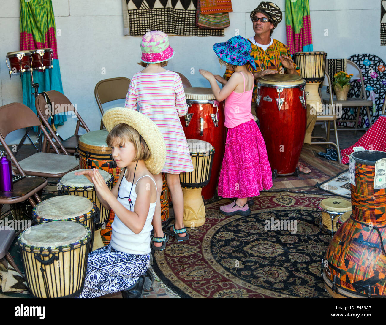 Kinder spielen Trommeln während der jährlichen Kleinstadt ArtWalk Festival Stockfoto
