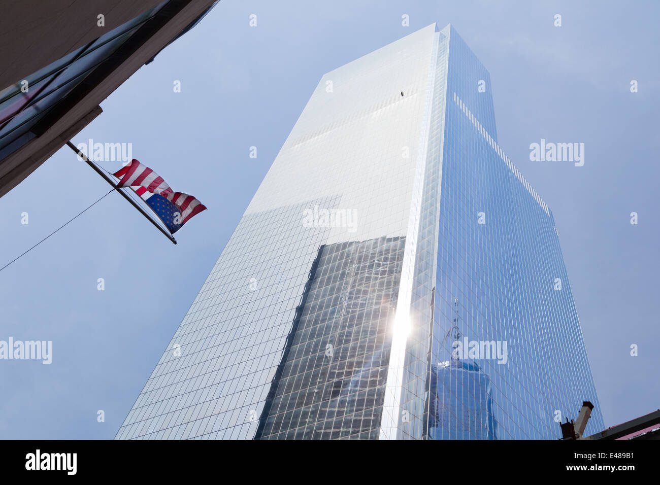 Das fertige Four World Trade Center in New York mit blauem Himmel und amerikanische Flagge Stockfoto