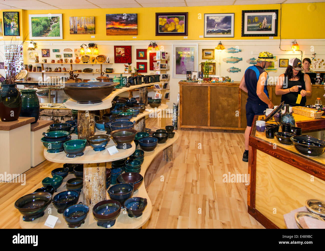 Besucher genießen Artwork in The Maverick Potter Galerie während der jährlichen Kleinstadt ArtWalk Festival Stockfoto