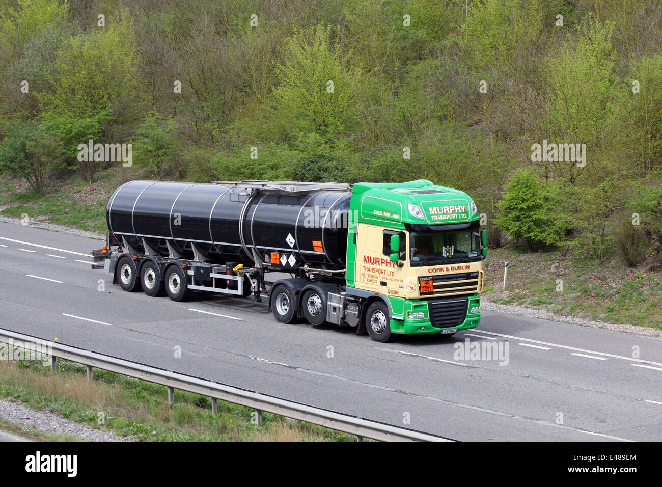 Ein Murphy artikuliert Tanker Reisen entlang der Autobahn m20 in Kent, England Stockfoto