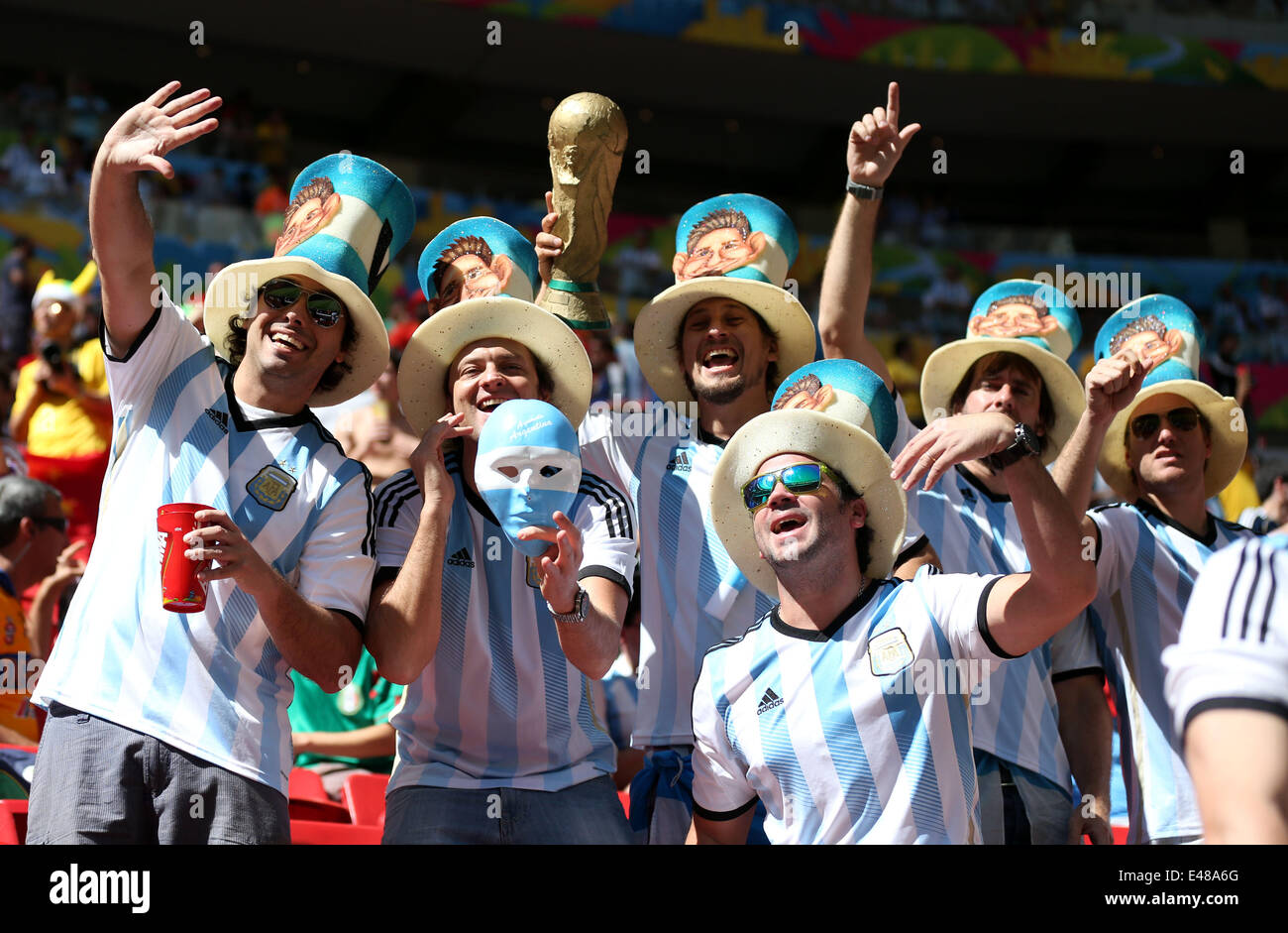 Brasilia, Brasilien. 5. Juli 2014. Argentiniens Fans jubeln vor einem Viertelfinale Spiel zwischen Argentinien und Belgien von 2014 FIFA World Cup im Stadion Estadio Nacional in Brasilia, Brasilien, am 5. Juli 2014. Bildnachweis: Li Ming/Xinhua/Alamy Live-Nachrichten Stockfoto