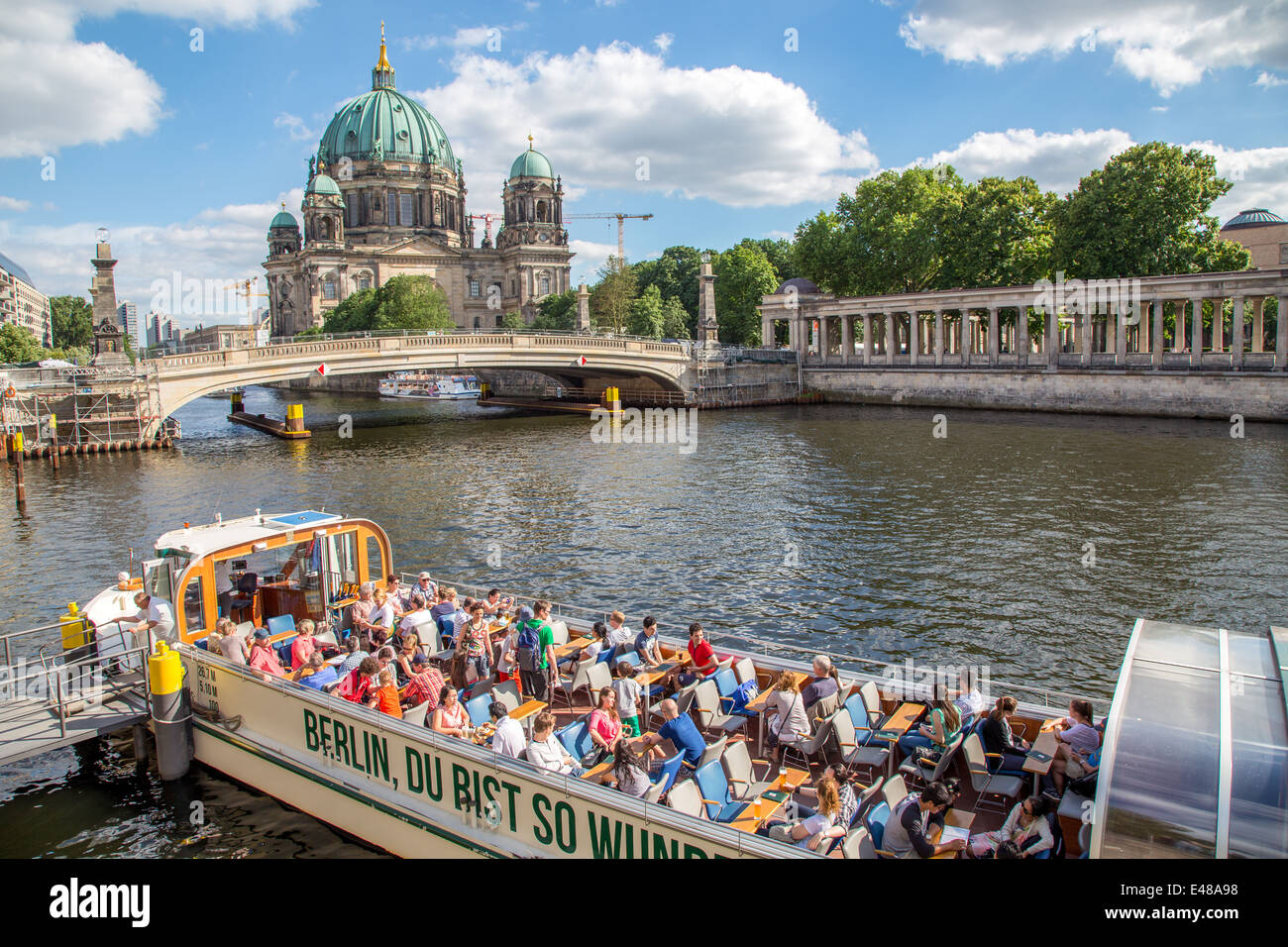 Touristischen Boot die Spree vor Berliner Dom-Kirche auf der Museumsinsel, Berlin, Deutschland Stockfoto