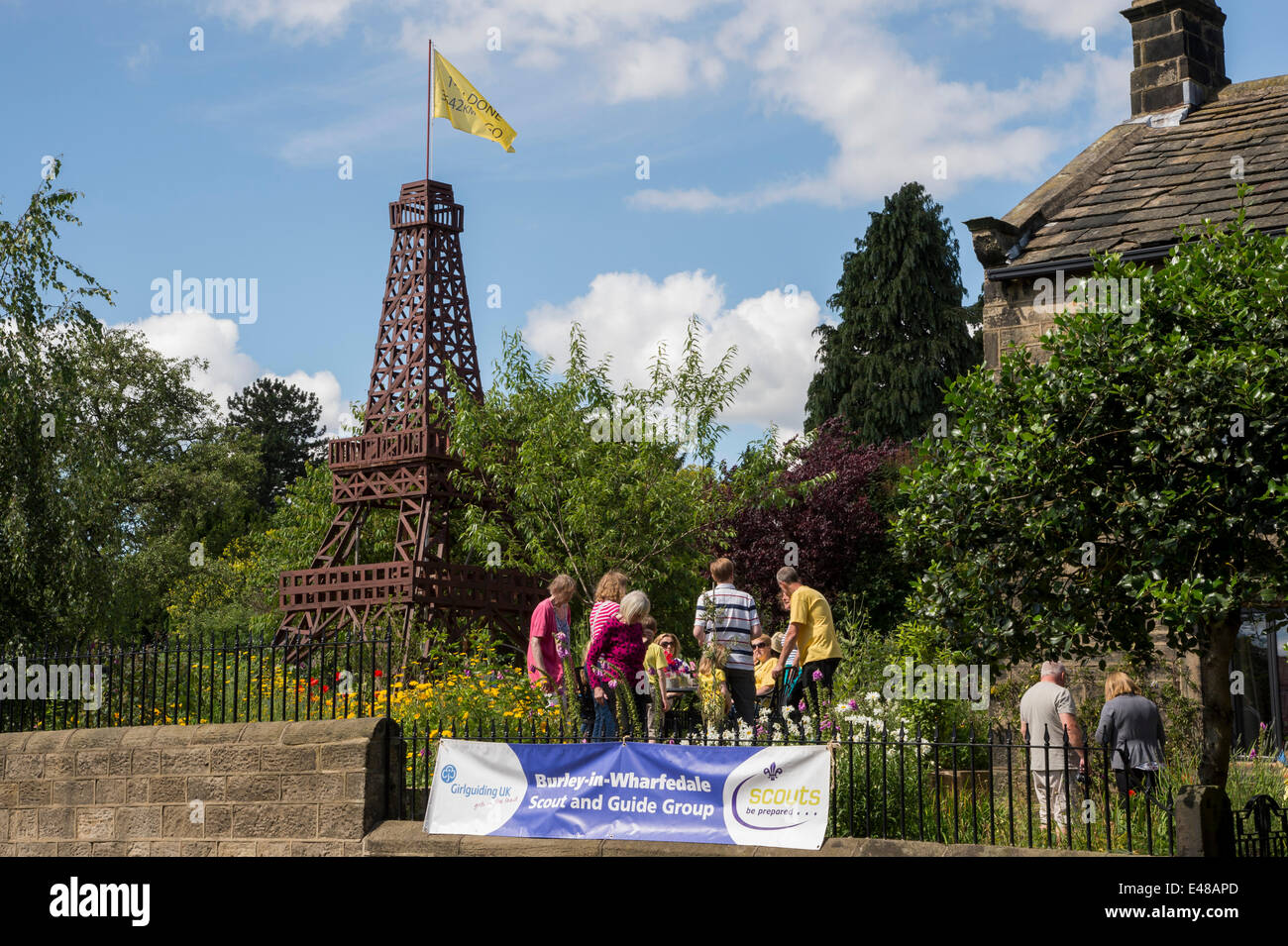 Beeindruckende Holz- Eiffelturm Modell Le Tour in Yorkshire zu feiern, ist zentrales Merkmal der privaten Garten, von Menschen beim Tag der offenen Tür gesehen, Geld für die lokale Nächstenliebe (Scout & Guide Gruppe) - Burley-In - Wharfedale, England, UK zu erhöhen. Stockfoto