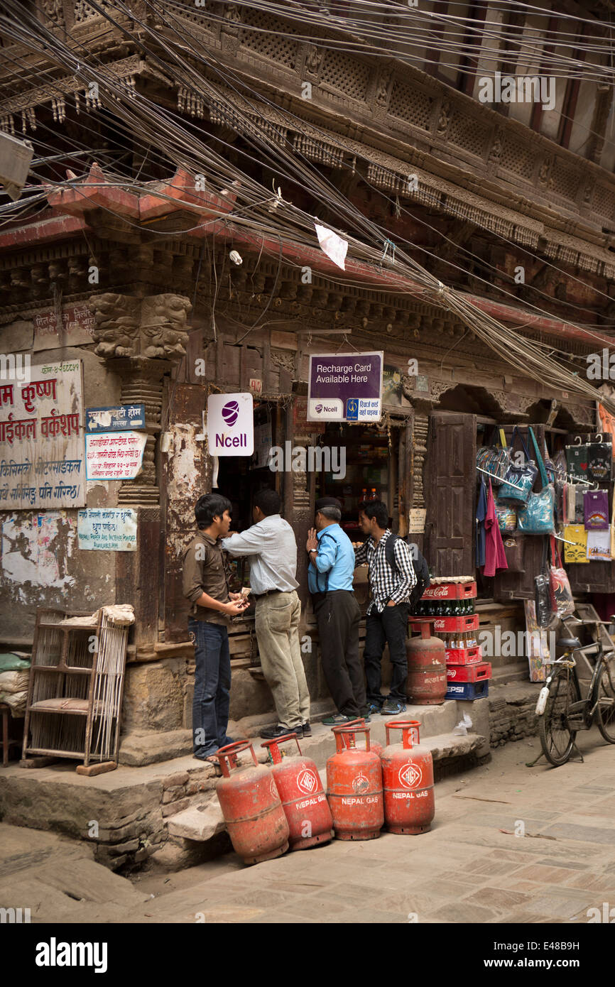 Nepal, Kathmandu, Chandraman Singh Marg, Shop in kleinen alten geschnitzt Holzhaus Stockfoto