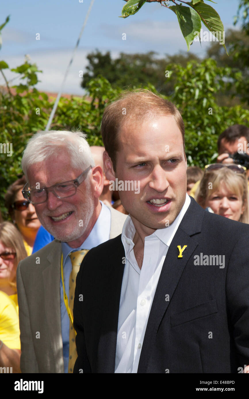 West Tanfield, Yorkshire, Großbritannien. Juli 2014. Der Herzog und die Herzogin von Cambridge, William und Kate, königlicher Rundgang mit Besuch des Dorfes vor der Ankunft des Pelotons der Tour de France. Das Dorf hat sich besonders dem „Le Grand Abfahrt“ angenommen und war Gastgeber einer Fanzone, eines Lebensmittel- und Handwerksmarktes und einer Marktstände, die mit einem neuen Bier – Tour de Ale – gefeiert werden. Die Tour de France ist die größte jährliche Sportveranstaltung der Welt. Es ist das erste Mal, dass Le Tour den Norden Englands besucht hat, nachdem sie zuvor nur die Südküste und die Hauptstadt besucht hat. Stockfoto