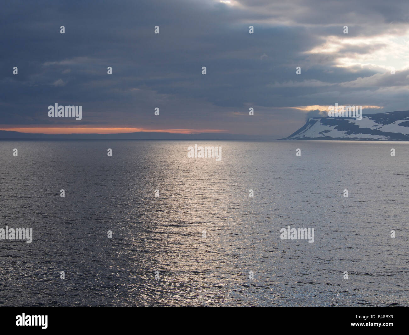 Abendlicht am Fjord, Isafjarðardjúp, Westfjorde Islands Stockfoto