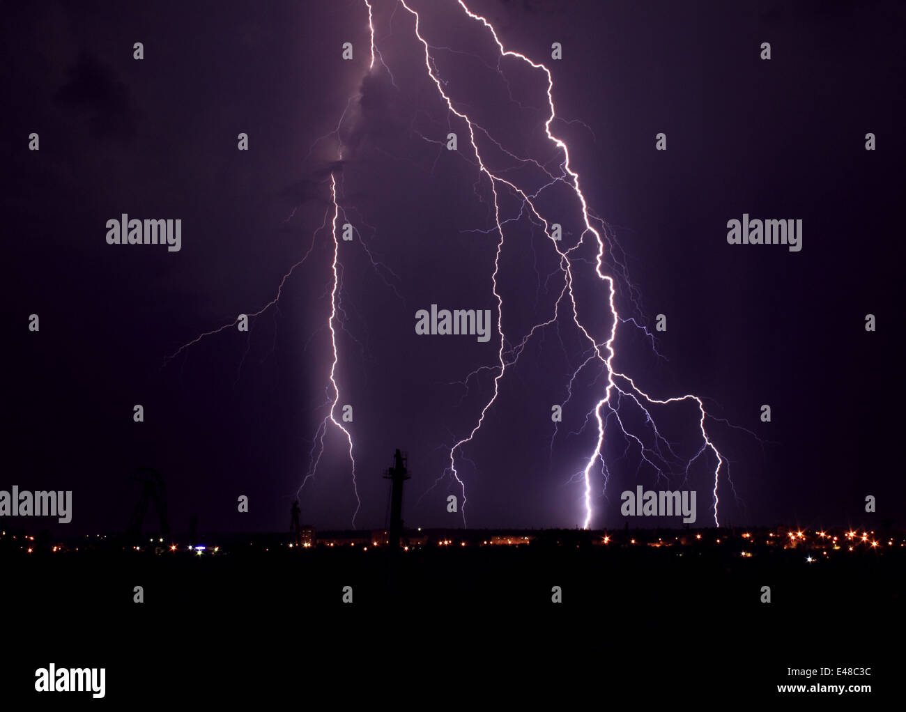 Blitze in der Nacht über die Stadt Stockfoto
