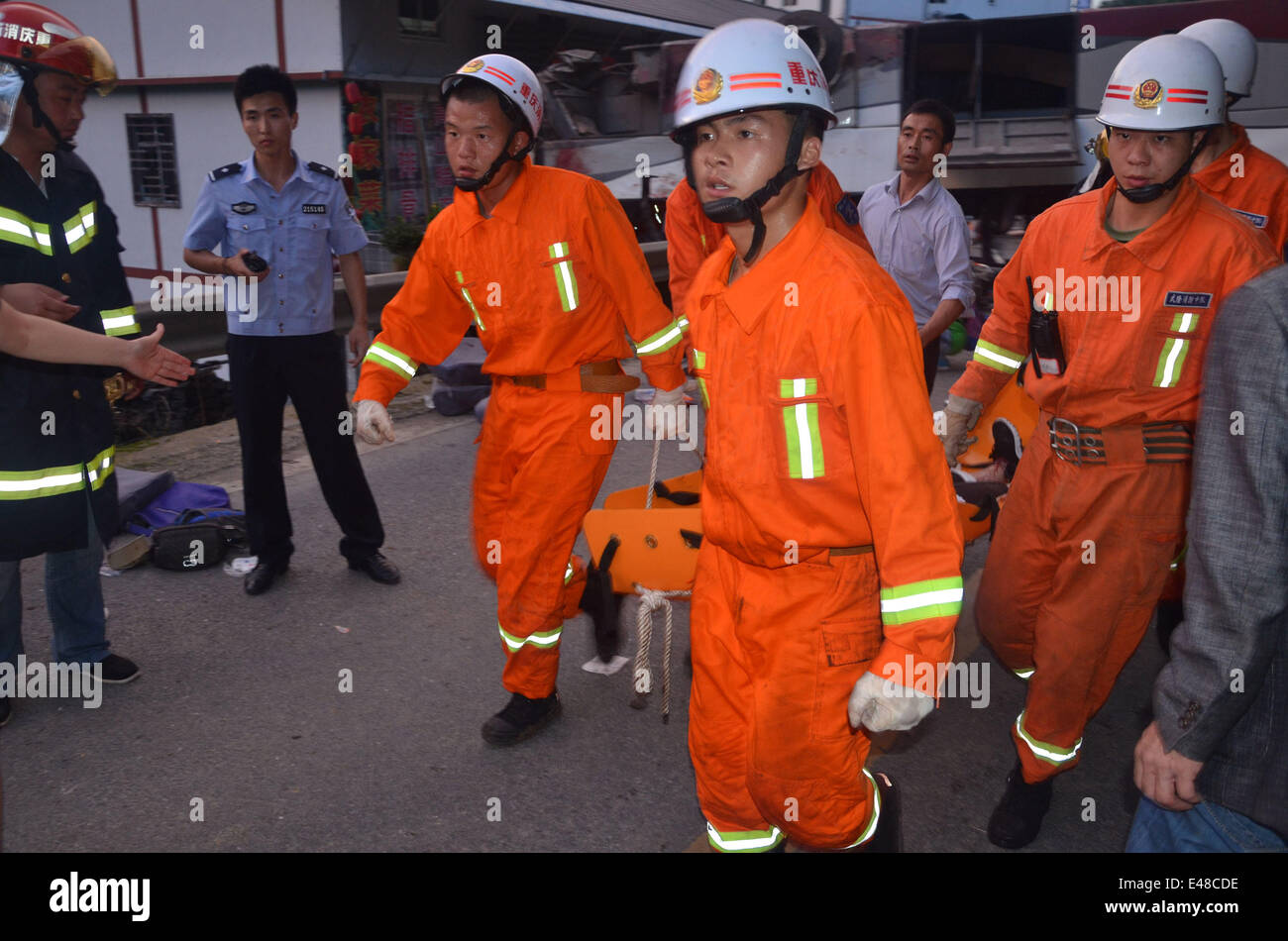 (140706)--CHONGQING, Juli 6 (Xinhua)--Retter arbeiten an der Unfallstelle, wo ein Reisebus mit 53 Personen im Wulong, Südwest-China Chongqing Stadtbezirk, 5. Juli 2014 aufgehoben. Sechs Menschen starben und 36 weitere wurden verletzt, nachdem der Bus durch einen Reifen platzen bei etwa 19:00 Samstag, aufgehoben, sagte Retter. (Xinhua) Stockfoto