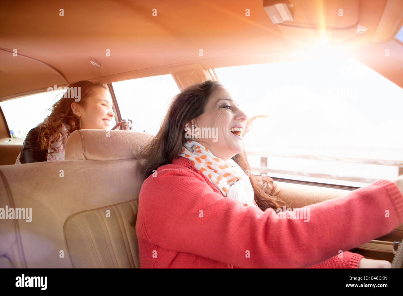 Mutter und Tochter im Auto Stockfoto