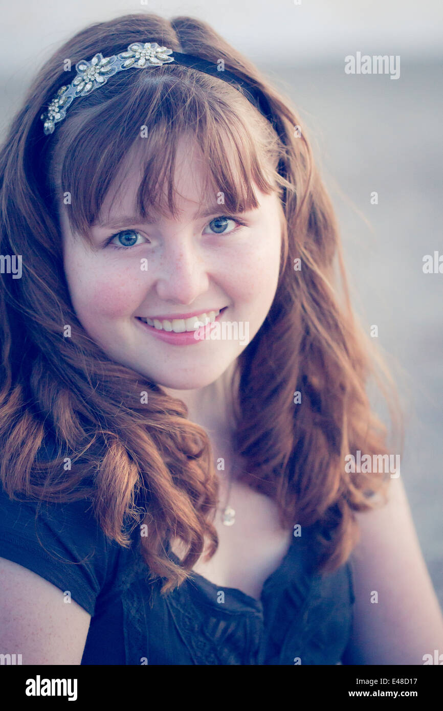 Porträt der lächelnde Teenager-Mädchen (13-15) mit Stirnband Stockfoto