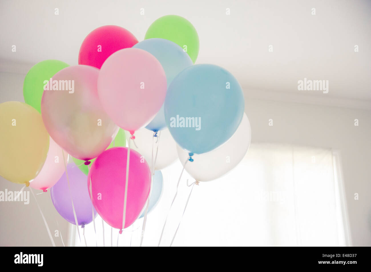 Reihe von bunten Luftballons Stockfoto