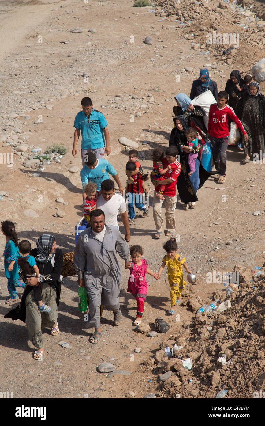 Khazair, Irak. 5. Juli 2014. Tausende Iraker fliehen Gewalt und Blutvergießen in Mosul, Tal Afar und umliegenden Gemeinden am Checkpoint Khazair zwischen Mosul und Erbil. Wenn nicht berechtigt, weiterzugeben, ist ihre einzige Option zurückkehren oder in den nahe gelegenen Flüchtlingslager vorübergehend untergebracht werden. (Kredit-Bild: © ZUMA Draht) Stockfoto