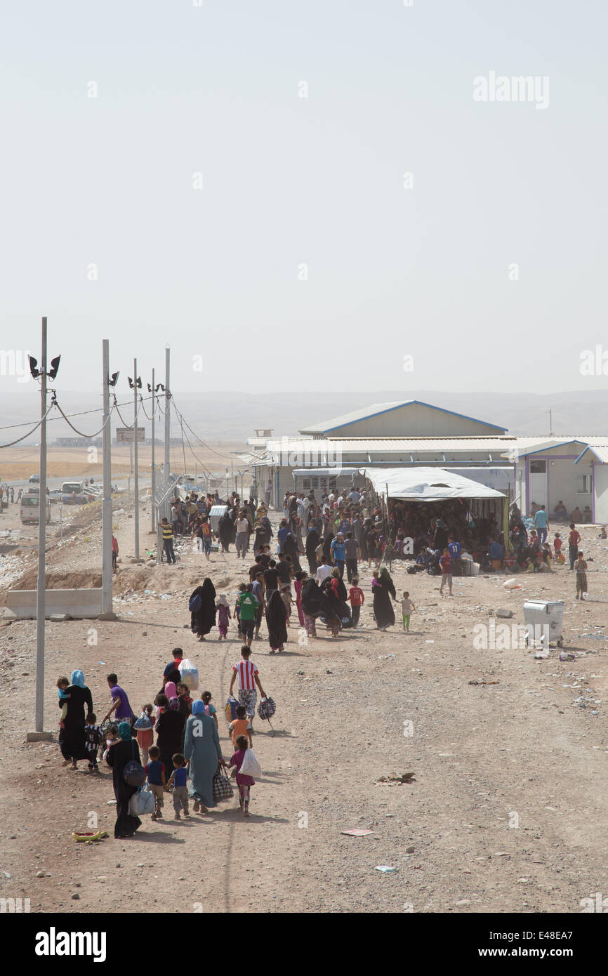 Khazair, Irak. 5. Juli 2014. Tausende Iraker fliehen Gewalt und Blutvergießen in Mosul, Tal Afar und umliegenden Gemeinden am Checkpoint Khazair zwischen Mosul und Erbil. Wenn nicht berechtigt, weiterzugeben, ist ihre einzige Option zurückkehren oder in den nahe gelegenen Flüchtlingslager vorübergehend untergebracht werden. (Kredit-Bild: © ZUMA Draht) Stockfoto