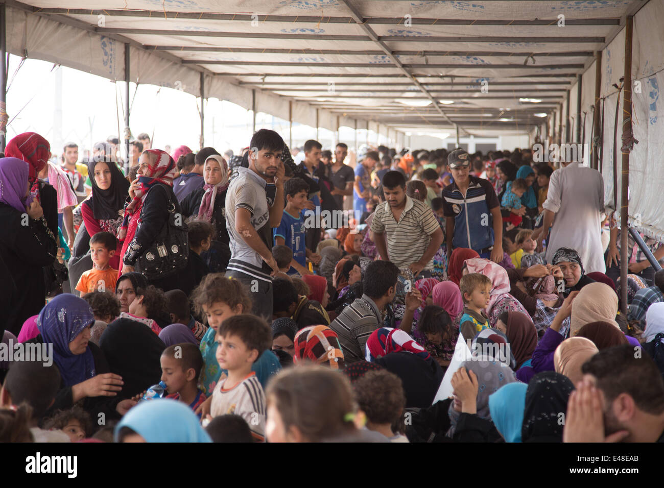 Khazair, Irak. 5. Juli 2014. Tausende Iraker fliehen Gewalt und Blutvergießen in Mosul, Tal Afar und umliegenden Gemeinden am Checkpoint Khazair zwischen Mosul und Erbil. Wenn nicht berechtigt, weiterzugeben, ist ihre einzige Option zurückkehren oder in den nahe gelegenen Flüchtlingslager vorübergehend untergebracht werden. (Kredit-Bild: © ZUMA Draht) Stockfoto