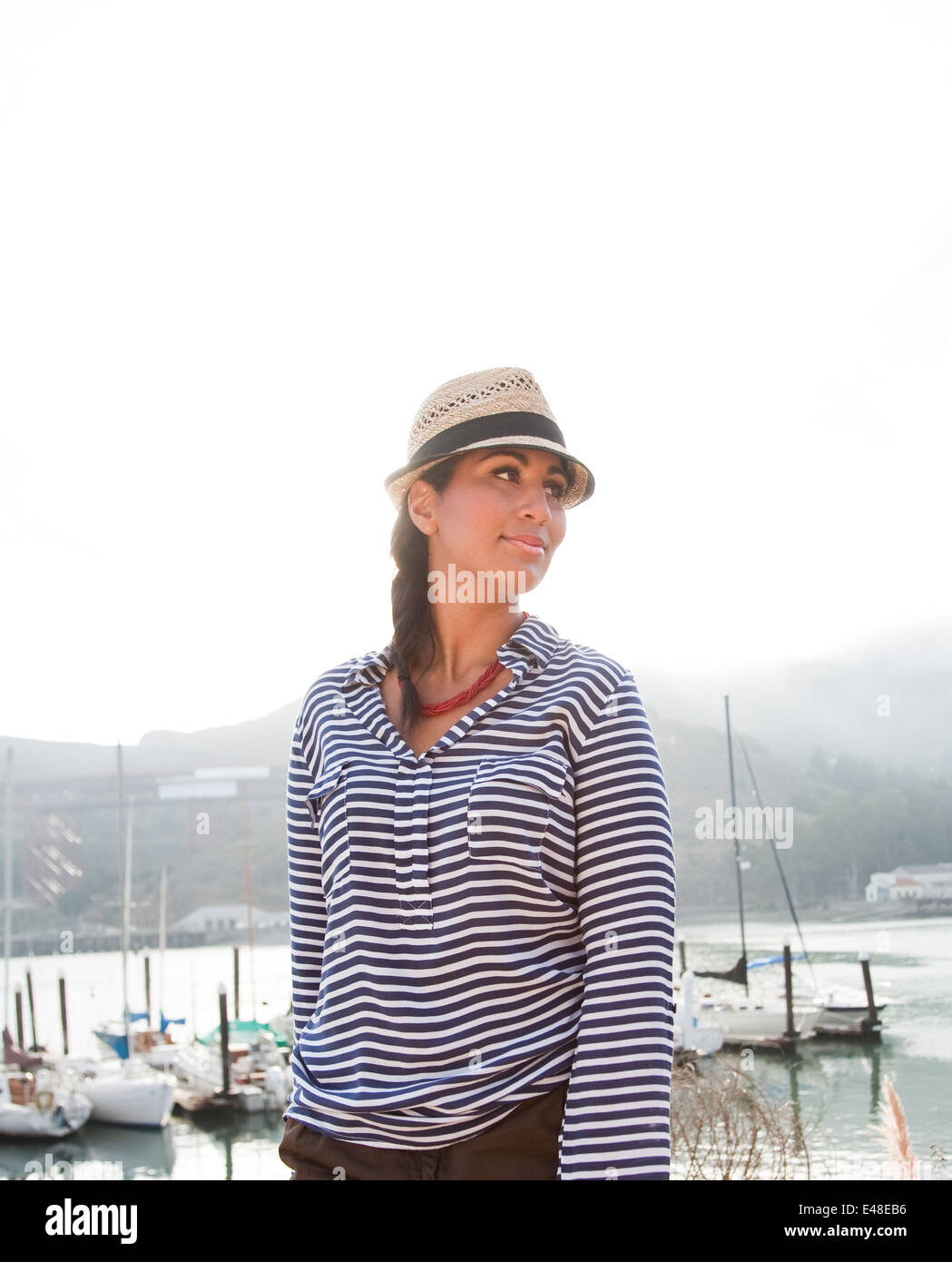 Porträt der jungen Frau im Hafen Stockfoto