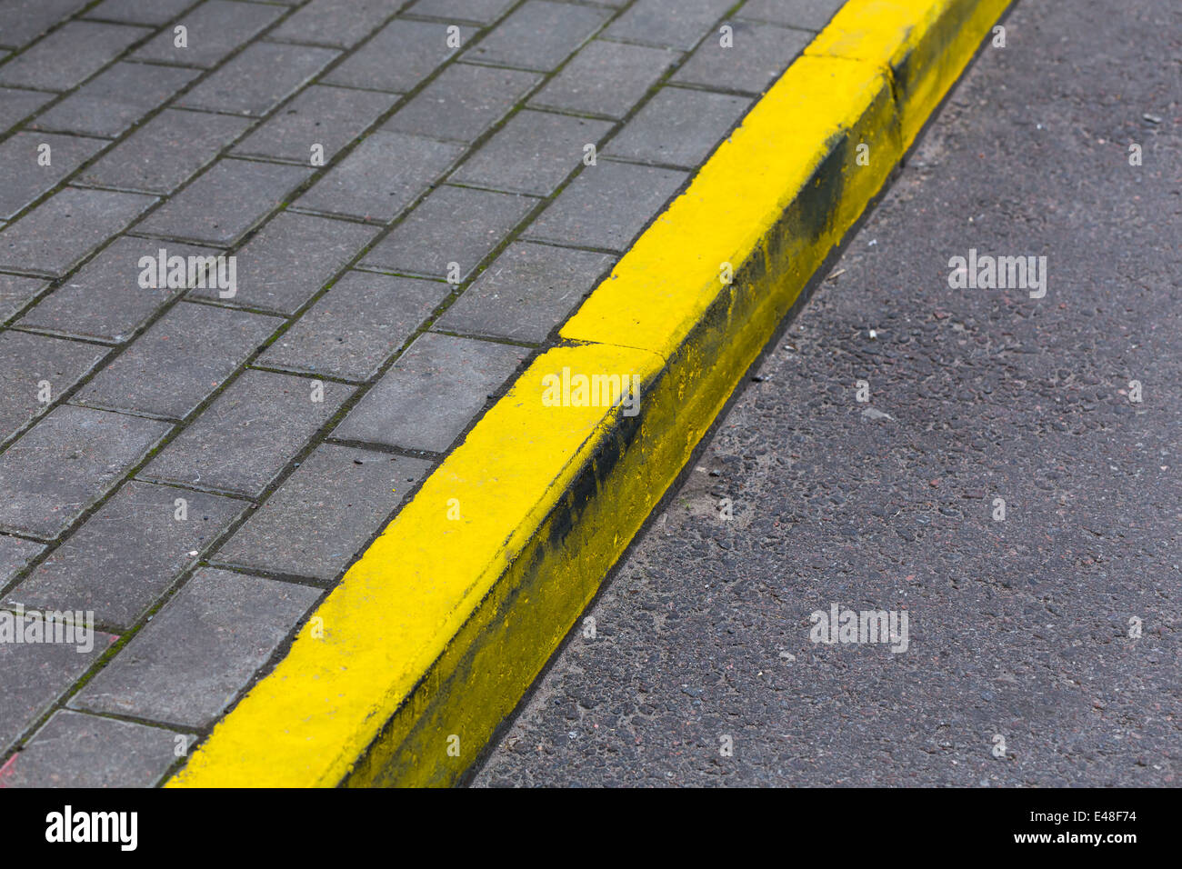 Gelbe Kerb-Linie auf der Asphaltstraße Stockfoto