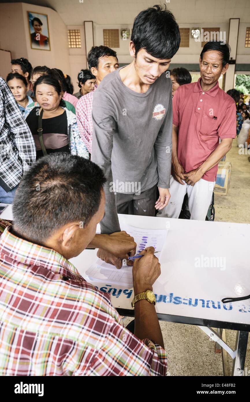 16. Juni 2014 - Aranyaprathet/Poipet, Sa Kaeo Provinz, Thailand - Migrant kambodschanische Arbeiter registrieren ihre Namen und lassen ihre Fingerabdrücke mit thailändischen Militärs vor dem Transport sind bis zur Grenze und nach Hause zurückkehren, während eine Massenflucht der kambodschanischen Einwanderer aus Thailand, Thailand Aranyaprathet Stadtzentrum, Aranyaprathet/Poipet. Eine hartes Vorgehen gegen illegale Einwanderung aus den thailändischen Militärs fürchten, sind mehr als 120.000 kambodschanische Migranten berichtet, dass die Grenze überschritten haben und zurück nach Kambodscha in einer Woche. Schätzungen zufolge mindestens 150.000 legaler und illegaler Einwanderer aus Ca Stockfoto