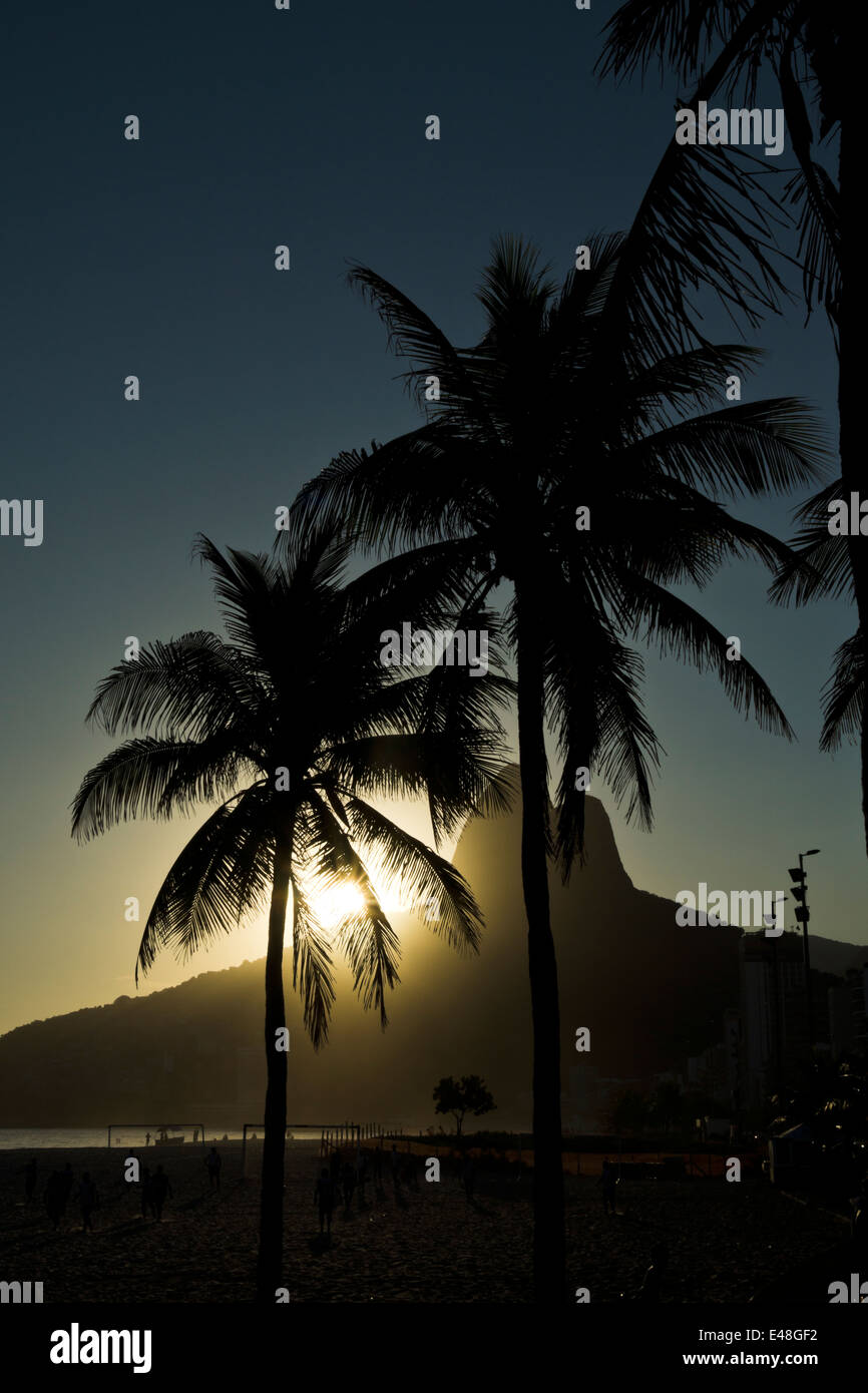 Rio De Janeiro Silhouette von Ipanema Beach gegen Palmen und Hügel namens Dois Irmãos anzeigen Stockfoto