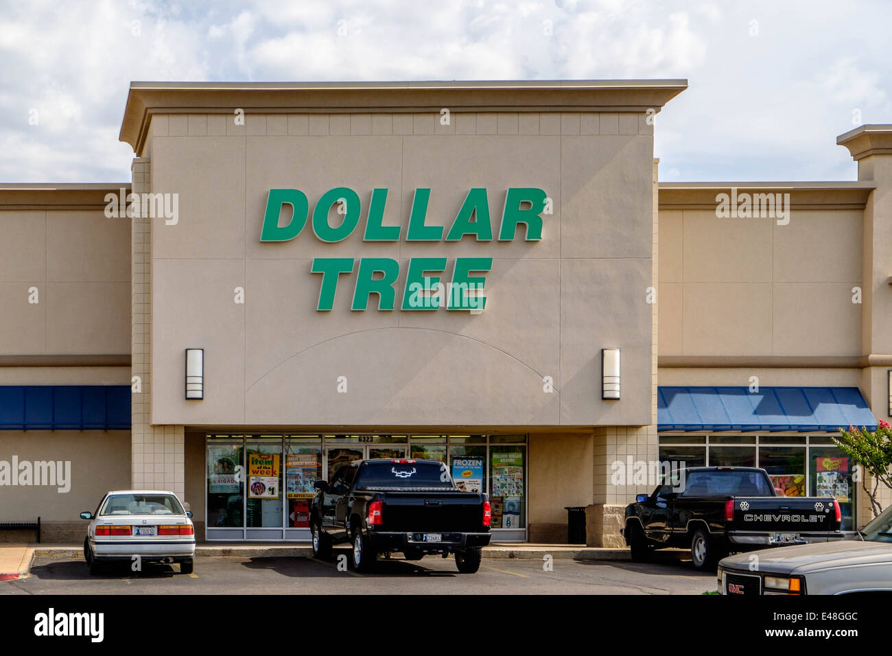 Eingang zum Dollar Tree, einen Rabatt Chain Store Exterieur Verkaufsplattform. Merchandise verkauft für einen Dollar. Oklahoma City, Oklahoma, USA. Stockfoto