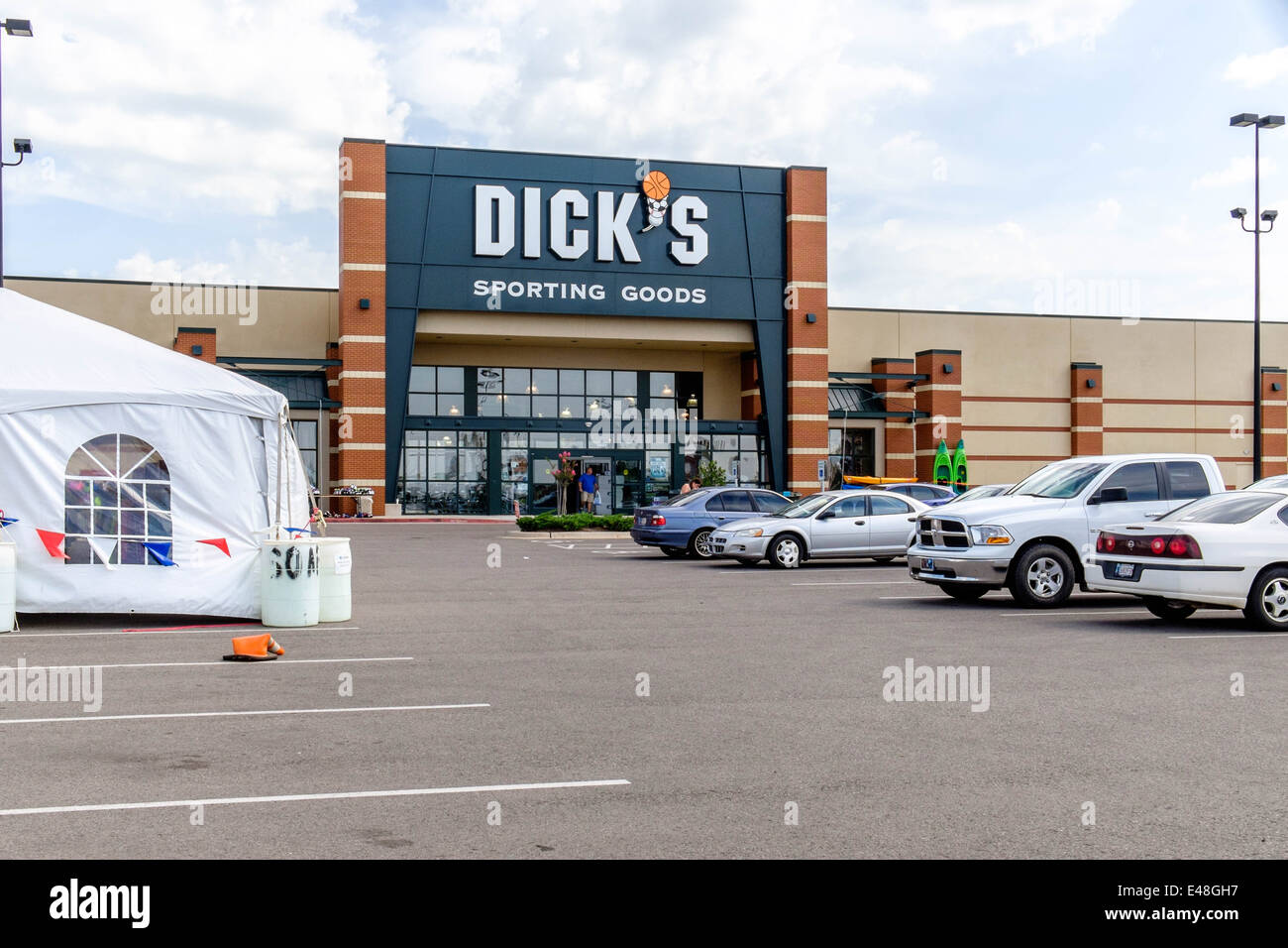 Das Äußere von Dick's Sporting Good Store in Oklahoma City, Oklahoma, USA. Stockfoto