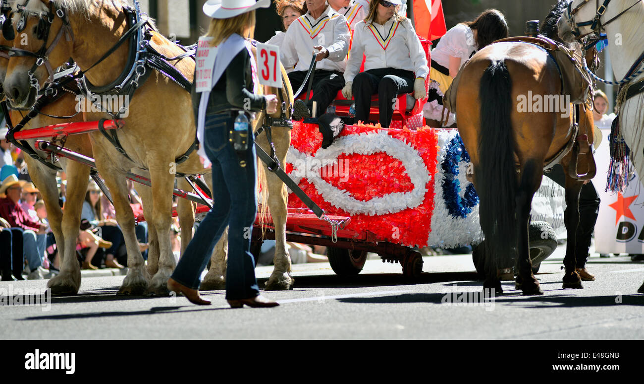 Calgary Stampede Parade 2014 während der Parade eine Rad fallen auseinander blockieren die Parade für 10 min bis der Wagen wurde ziehen über Stockfoto