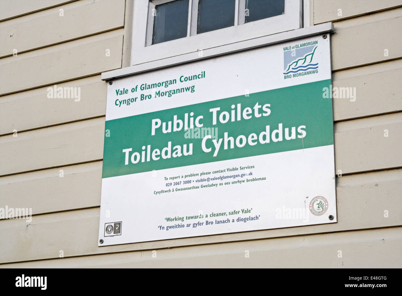 Zweisprachige öffentliche Toiletten Schild auf Penarth Pier Wales Englisch Walisisch Sprache Stockfoto