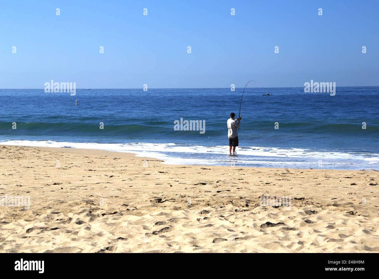 Mann Angeln am Seabright Beach, am East Cliff in Santa Cruz, Pazifik Stockfoto