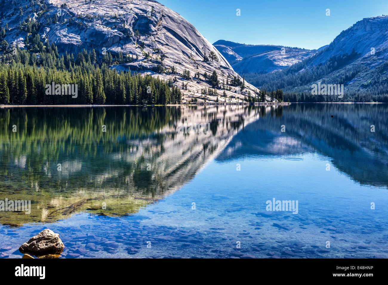 Tenaya Lake in den frühen Morgen. Yosemite Nationalpark, Kalifornien, Vereinigte Staaten. Stockfoto