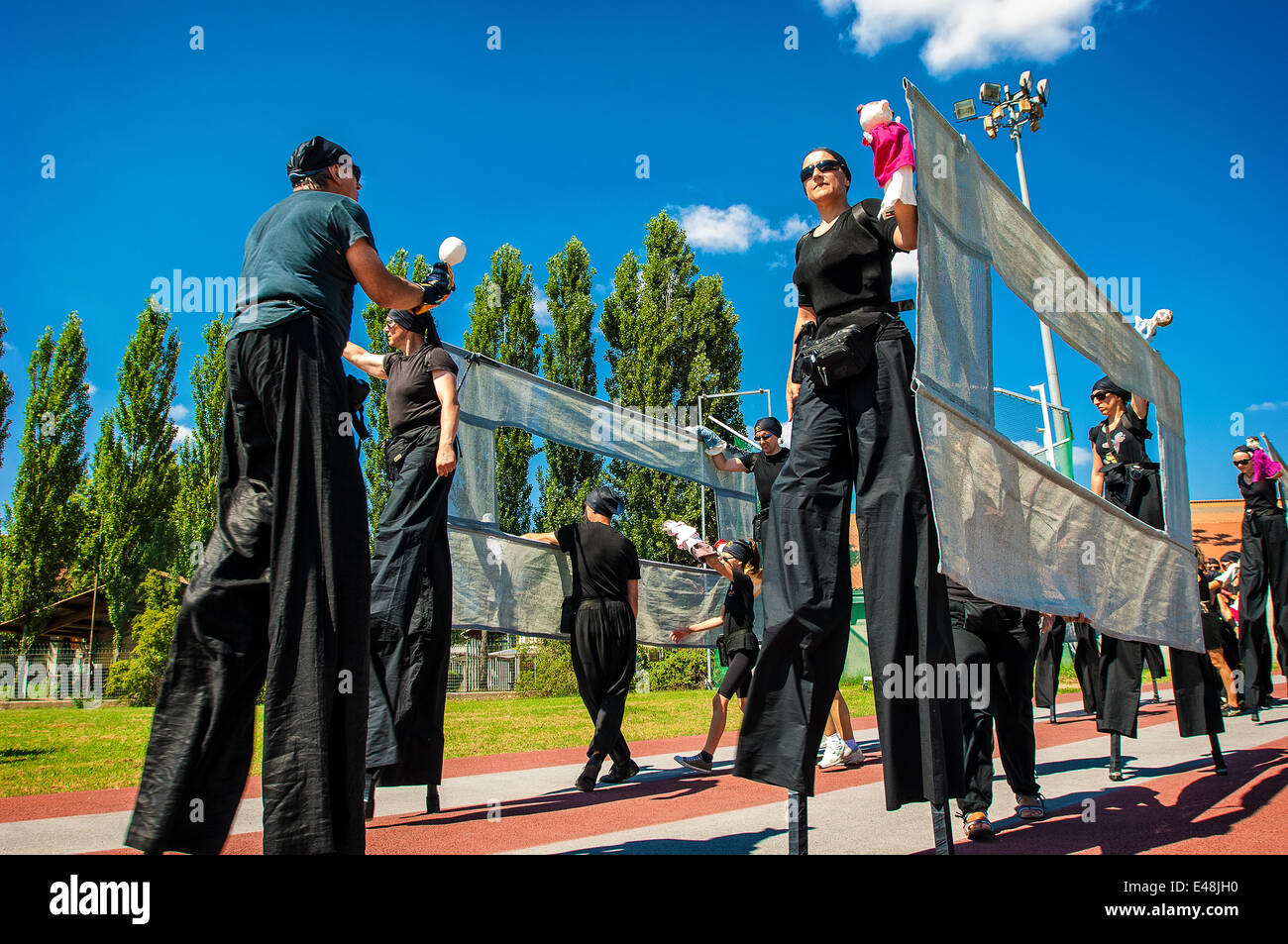 Kostümproben für die Parade Sonntag, 6. Juli 2014 in Turin, Piazza S. Carlo.Torino Tanzfestival, ab 2014 mit der Biennale De La Danse in Lyon und ein großes Gemeinschaftsprojekt im Mittelpunkt dieses Berichts, der Defilè, begann eine große Parade eröffnet, die alle zwei Jahre die Biennale De La Danse in Lyon. Stockfoto