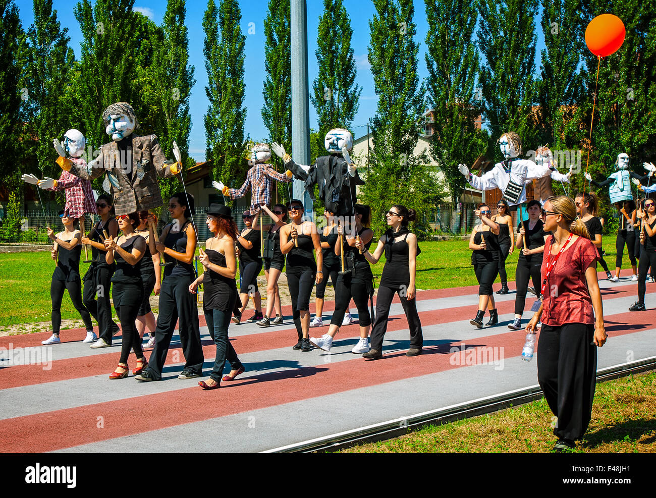 Kostümproben für die Parade Sonntag, 6. Juli 2014 in Turin, Piazza S. Carlo.Torino Tanzfestival, ab 2014 mit der Biennale De La Danse in Lyon und ein großes Gemeinschaftsprojekt im Mittelpunkt dieses Berichts, der Defilè, begann eine große Parade eröffnet, die alle zwei Jahre die Biennale De La Danse in Lyon. Stockfoto