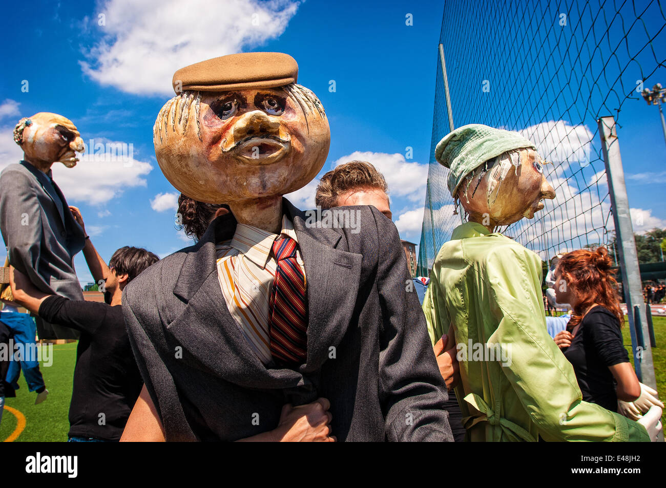 Kostümproben für die Parade Sonntag, 6. Juli 2014 in Turin, Piazza S. Carlo.Torino Tanzfestival, ab 2014 mit der Biennale De La Danse in Lyon und ein großes Gemeinschaftsprojekt im Mittelpunkt dieses Berichts, der Defilè, begann eine große Parade eröffnet, die alle zwei Jahre die Biennale De La Danse in Lyon. Stockfoto