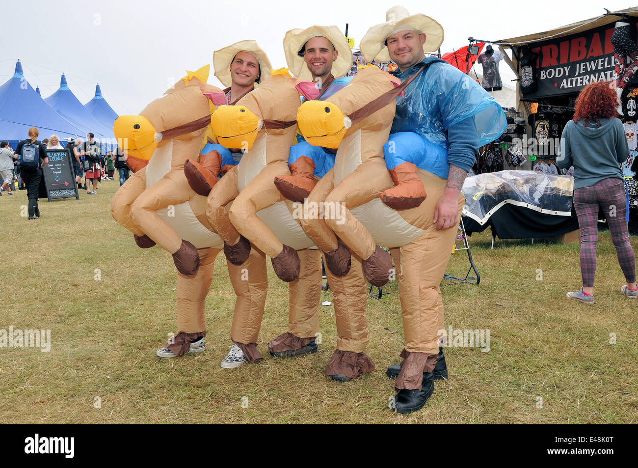 Rock Fans bei Sonisphere in cowboy Fancy Dress mit aufblasbaren Pferde Stockfoto