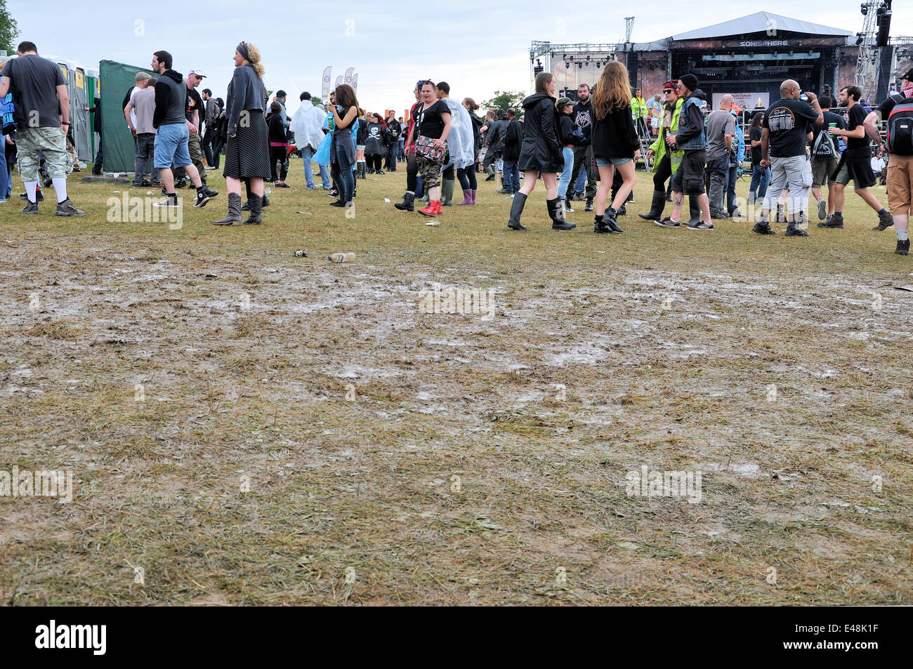 Knebworth Park, Hertfordshire, Großbritannien. 5. Juli 2014. Trotz der Regen den Rock Fans bei Sonisphere noch den Tag genießen. Schlamm. Muddy Stockfoto